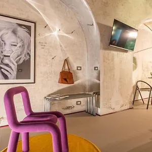 ruins_design-loft-150-mt-from-colosseum.it-romehotels.com/